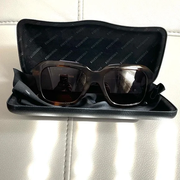 Balenciaga Brown Tortoise Sunglasses with Black Case - Picture 6 of 6